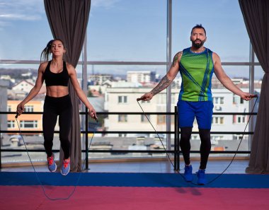 Uygun çift spor salonunda birlikte antrenman yapıyor.