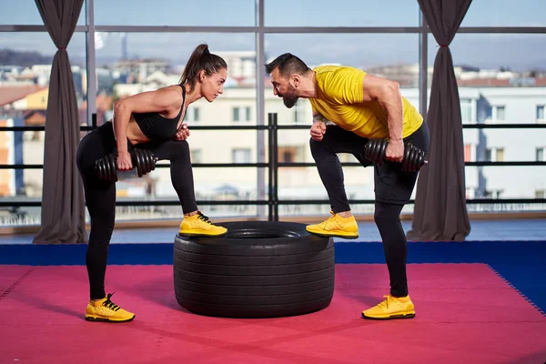 Fit Pár Dělat Cvičení Spolu Tělocvičně — Stock fotografie