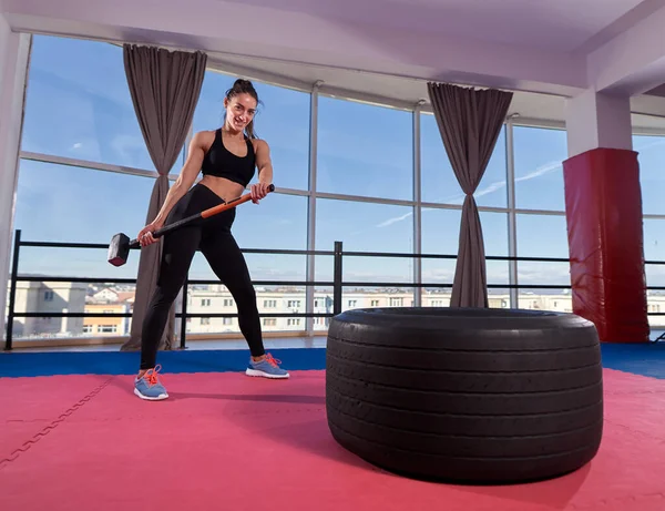 Strong Young Athletic Woman Hitting Huge Tire Sledgehammer Gym — Stock Photo, Image