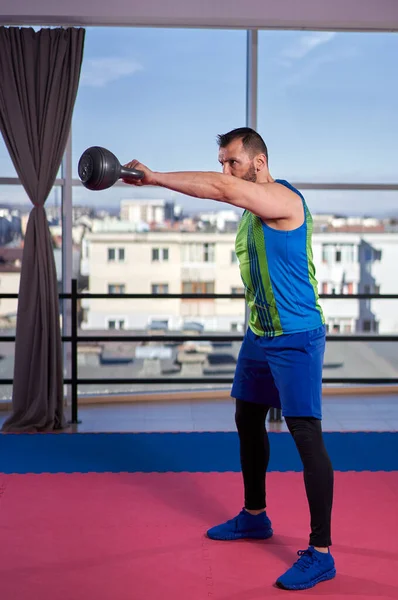 Man Doet Schouder Training Met Waterkoker Sportschool — Stockfoto