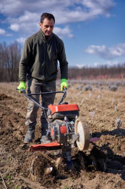 Çiftçinin lavanta tarlasında motorlu bir dümenciyle ot otlaması
