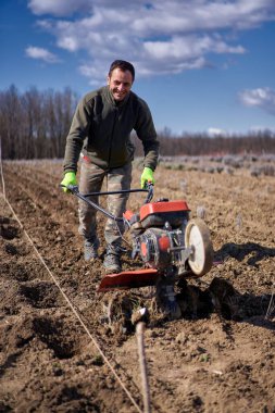 Çiftçinin lavanta tarlasında motorlu bir dümenciyle ot otlaması