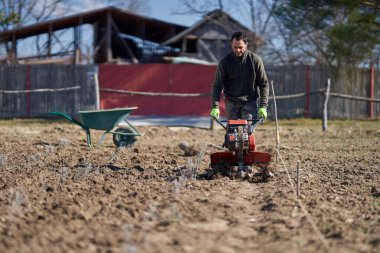 Çiftçinin lavanta tarlasında motorlu bir dümenciyle ot otlaması