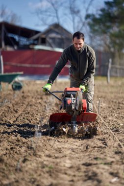 Çiftçinin lavanta tarlasında motorlu bir dümenciyle ot otlaması
