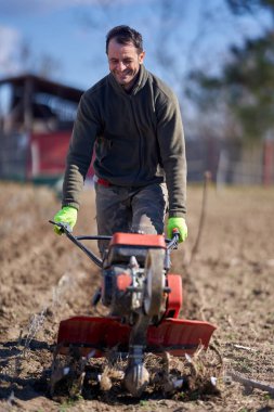Çiftçinin lavanta tarlasında motorlu bir dümenciyle ot otlaması