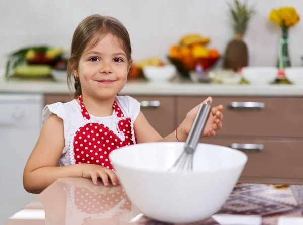 Mutfakta Yemek Pişiren Önlüklü Sevimli Küçük Kız — Stok fotoğraf