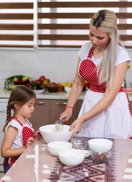 Petite Fille Aidant Mère Dans Cuisine — Photo