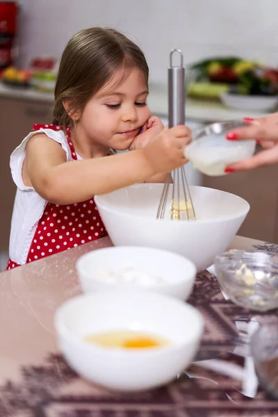 Mutfakta Yemek Pişiren Önlüklü Sevimli Küçük Kız — Stok fotoğraf