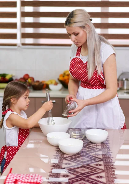 小女孩在厨房帮她妈妈 — 图库照片