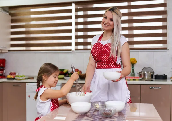 Kleines Mädchen Hilft Ihrer Mutter Der Küche — Stockfoto