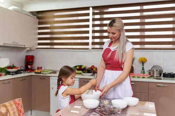Niña Ayudando Madre Cocina —  Fotos de Stock