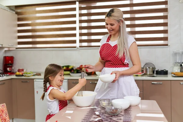 Little Girl Helping Her Mother Kitchen — Stock Photo, Image