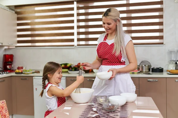 Menina Ajudando Sua Mãe Cozinha — Fotografia de Stock