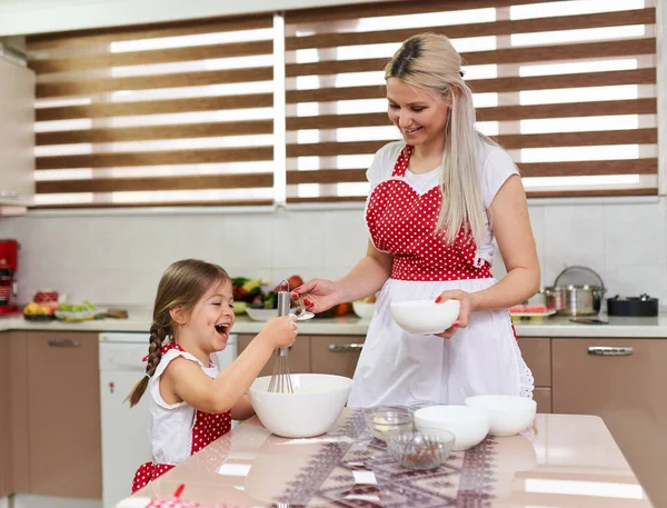 Kleines Mädchen Hilft Ihrer Mutter Der Küche — Stockfoto
