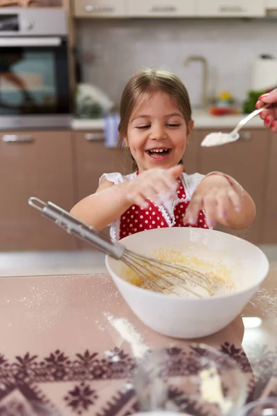 Маленька Дівчинка Допомагає Мамі Кухні — стокове фото