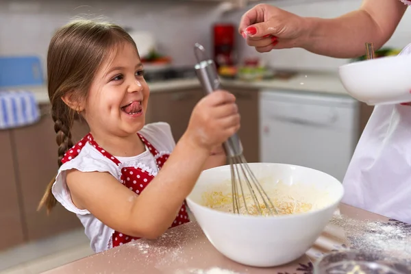 Liten Flicka Som Hjälper Sin Mamma Köket — Stockfoto