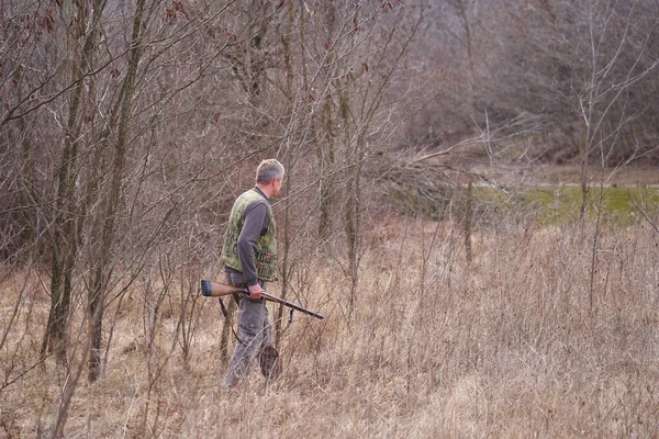 Hunter Schiet Wilde Eenden Een Meer — Stockfoto