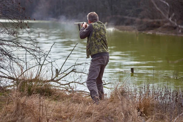 Lovec Střílí Divoké Kachny Jezeře — Stock fotografie