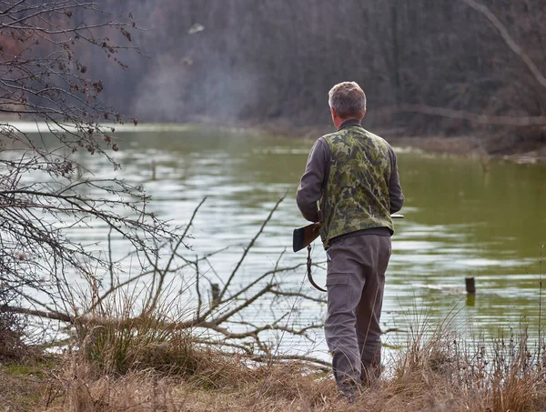 Jäger Erschießt Wildenten Auf Einem See — Stockfoto