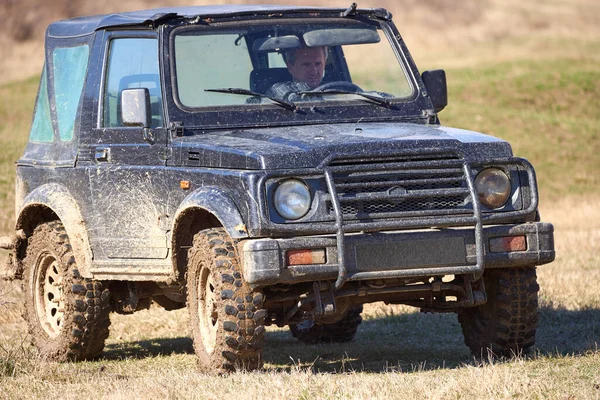 森の中で小さなオフロード車を運転ゲームレンジャー — ストック写真