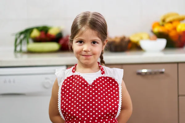 Чарівна Маленька Дівчинка Фартуху Готує Кухні — стокове фото