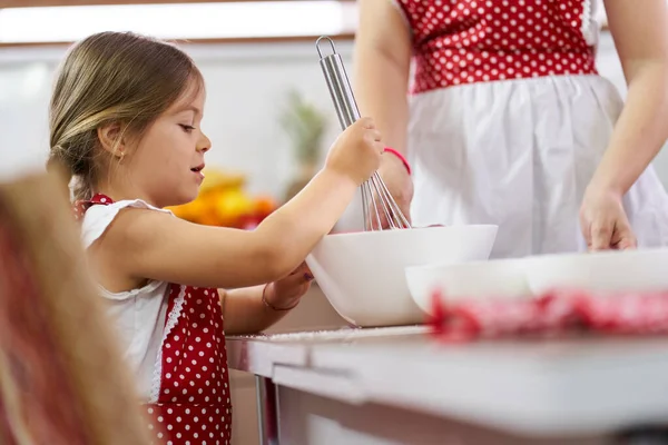 Menina Ajudando Sua Mãe Cozinha — Fotografia de Stock