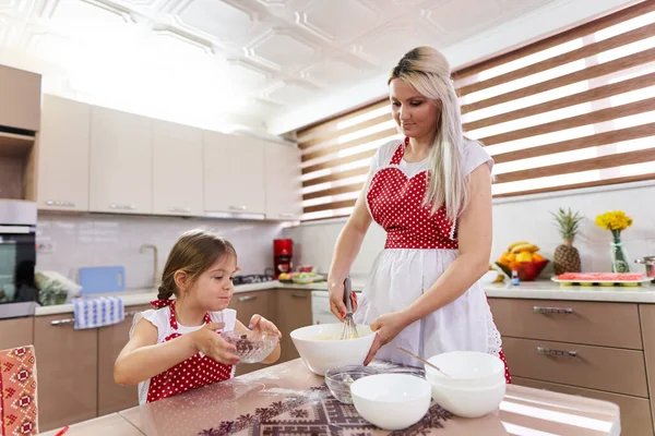 Κοριτσάκι Βοηθάει Μητέρα Της Στην Κουζίνα — Φωτογραφία Αρχείου
