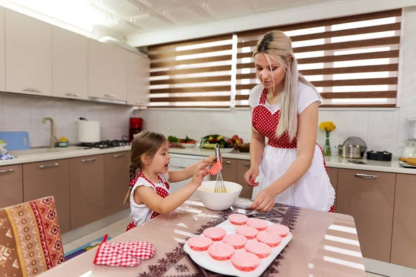 Petite Fille Aidant Mère Dans Cuisine — Photo