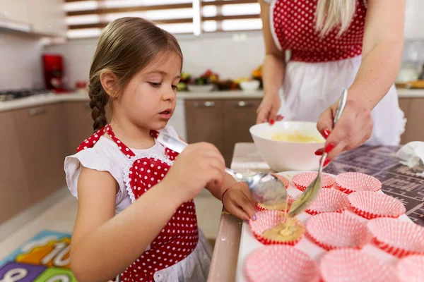 Little Girl Helping Her Mother Kitchen — Stock Photo, Image