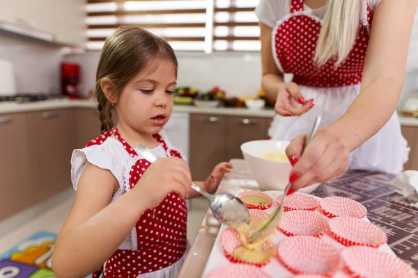 Petite Fille Aidant Mère Dans Cuisine — Photo