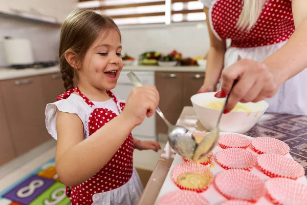 Маленька Дівчинка Допомагає Мамі Кухні — стокове фото