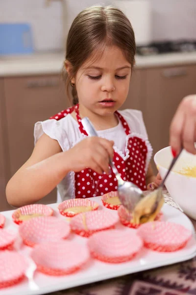 Petite Fille Aidant Mère Dans Cuisine — Photo