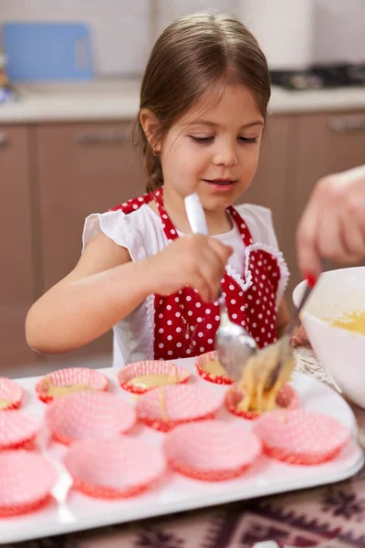 Küçük Kız Mutfakta Annesine Yardım Ediyor — Stok fotoğraf