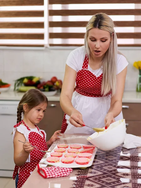 Niña Ayudando Madre Cocina —  Fotos de Stock