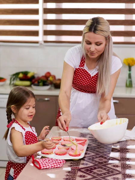 Küçük Kız Mutfakta Annesine Yardım Ediyor — Stok fotoğraf