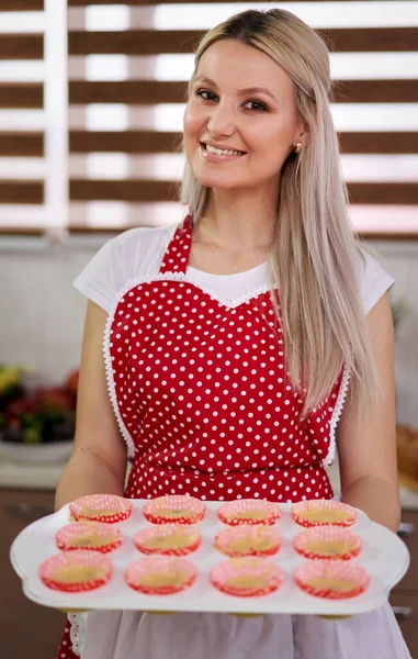 Genç Bayan Evde Bir Tepsi Kek Pişiriyor — Stok fotoğraf