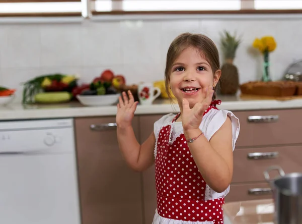 Schattig Klein Meisje Schort Koken Keuken — Stockfoto