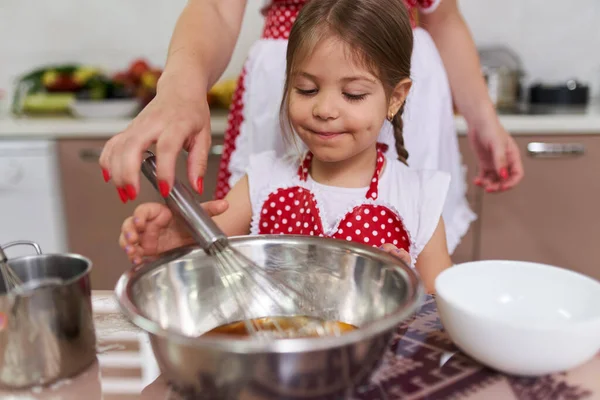 Küçük Kız Annesine Mutfakta Yemek Pişirmesinde Yardım Ediyor — Stok fotoğraf