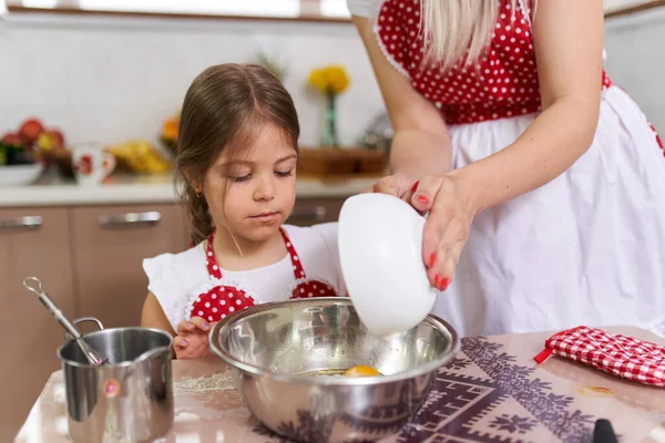 Küçük Kız Annesine Mutfakta Yemek Pişirmesinde Yardım Ediyor — Stok fotoğraf