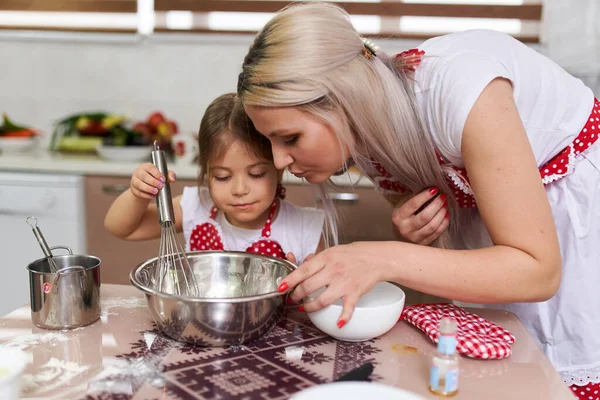 Küçük Kız Annesine Mutfakta Yemek Pişirmesinde Yardım Ediyor — Stok fotoğraf