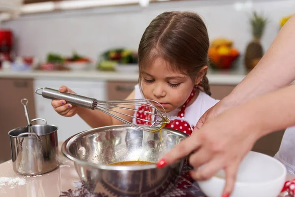 小女孩在厨房帮妈妈做饭 — 图库照片