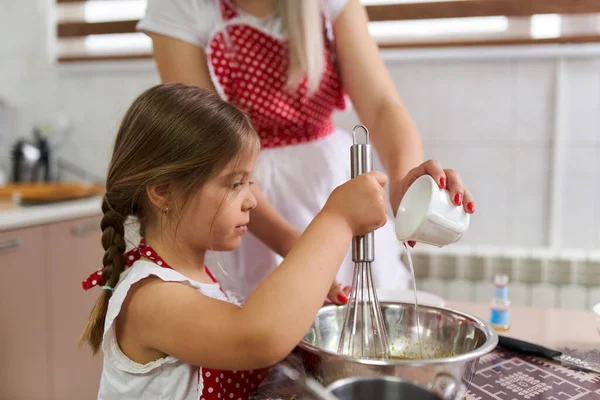 Jovencita Mamá Divierten Cocina —  Fotos de Stock