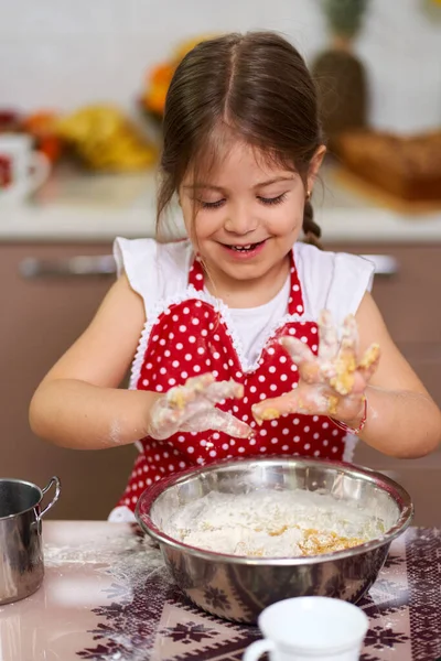 Menina Amassar Uma Pastelaria Cozinha — Fotografia de Stock