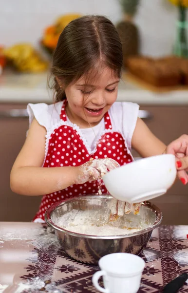 Niña Amasando Pastel Cocina —  Fotos de Stock