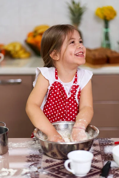 Küçük Kız Mutfakta Hamur Işi Yoğuruyor — Stok fotoğraf
