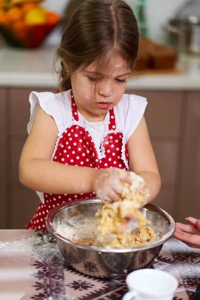 Menina Amassar Uma Pastelaria Cozinha — Fotografia de Stock