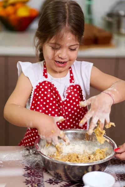 Menina Amassar Uma Pastelaria Cozinha — Fotografia de Stock