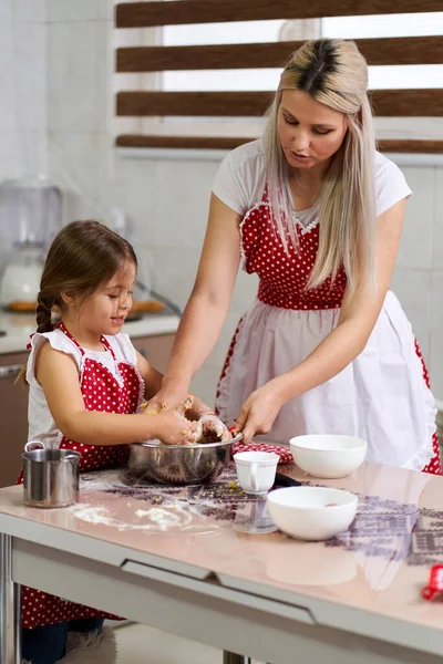 Jung Mädchen Und Sie Mutter Having Spaß Die Küche — Stockfoto
