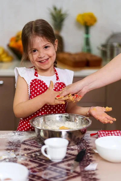 Młoda Dziewczyna Jej Mama Dobrze Się Bawią Kuchni — Zdjęcie stockowe