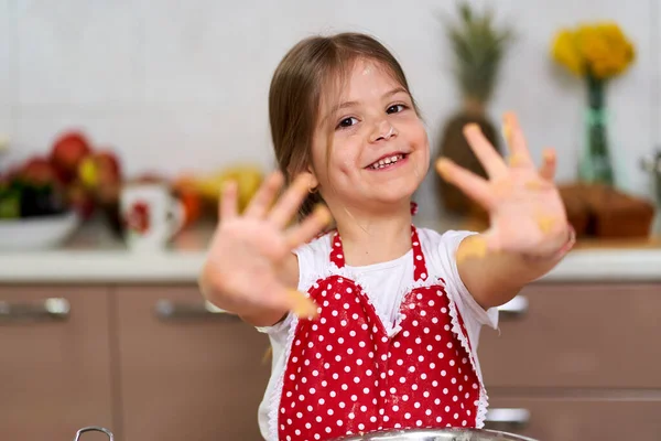 Dziewczynka Ugniata Ciasto Kuchni — Zdjęcie stockowe